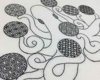 Può includere: Disegno ricamato in bianco e nero di un polpo con otto tentacoli e otto elementi circolari con motivi.