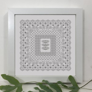 Puede incluir: Impresión en blanco y negro de un diseño geométrico con un motivo floral en un marco blanco.