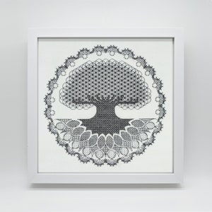 Peut inclure: Une impression encadrée en noir et blanc d'un motif d'arbre de vie avec des détails complexes. L'arbre est entouré d'un cercle de feuilles et de fleurs.