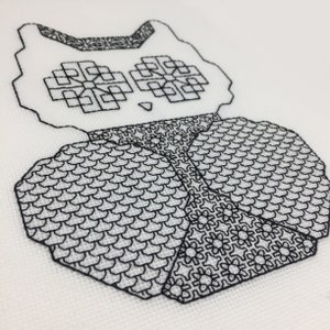 Può includere: Disegno a punto croce in bianco e nero di un gufo con motivi geometrici sul suo corpo.