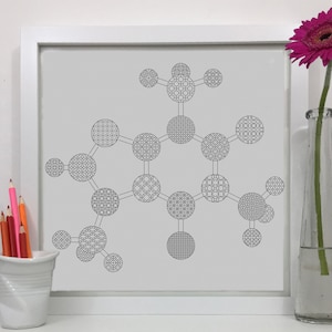 K&ouml;nnte beinhalten: Schwarz-wei&szlig;es geometrisches Musterdesign in kreisf&ouml;rmiger Form. Das Design ist mit Linien mit anderen Kreisen verbunden. Das Design ist in einem wei&szlig;en Rahmen gerahmt.