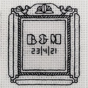 Pode incluir: Bordado de ponto cruz preto e branco de um desenho emoldurado com o texto "B&M 23421".