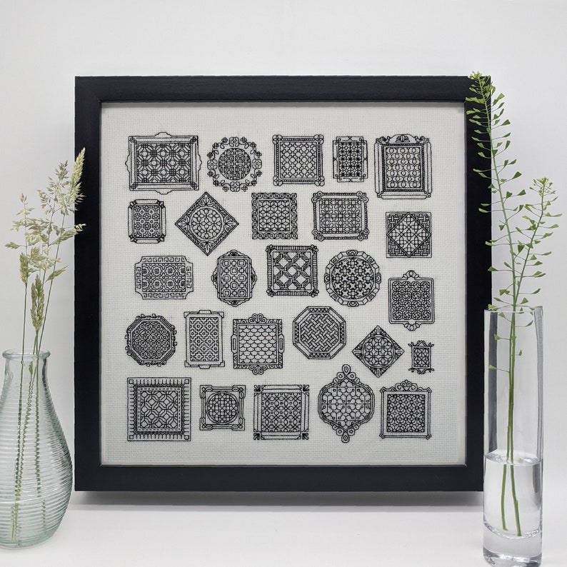 Pode incluir: Uma impress&atilde;o emoldurada com um design de padr&atilde;o geom&eacute;trico em preto e branco. O design inclui uma variedade de padr&otilde;es repetitivos, incluindo quadrados, c&iacute;rculos e tri&acirc;ngulos.