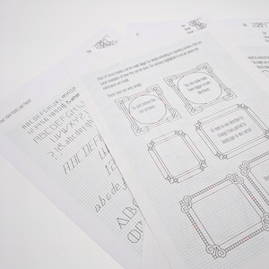 Pode incluir: Uma folha de papel com um padr&atilde;o de grade e texto escrito &agrave; m&atilde;o. O texto inclui o alfabeto, n&uacute;meros e as palavras "nossas mini fontes est&atilde;o aqui". H&aacute; tamb&eacute;m v&aacute;rios quadros desenhados no papel, com algumas se&ccedil;&otilde;es destacadas em vermelho.