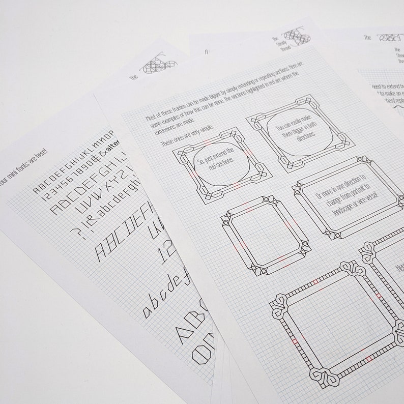 Pode incluir: Uma folha de papel com um padr&atilde;o de grade e texto escrito &agrave; m&atilde;o. O texto inclui o alfabeto, n&uacute;meros e as palavras "nossas mini fontes est&atilde;o aqui". H&aacute; tamb&eacute;m v&aacute;rios quadros desenhados no papel, com algumas se&ccedil;&otilde;es destacadas em vermelho.
