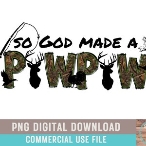 以下が含まれることがあります： 「SO GOD MADE A P*W」というテキストのデジタルグラフィック。文字は迷彩柄で埋められ、鹿、七面鳥、鳥のシルエットが特徴です。釣り竿と魚も含まれています。