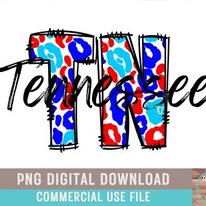 Può includere: Un download digitale di un design grafico con le lettere "TN" in un motivo leopardato rosso, bianco e blu. Le lettere sono contornate di nero e il testo "Tennessee" è scritto in corsivo nero sopra le lettere.