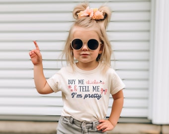 Kaufen Sie mir Hühner und sagen Sie mir, ich bin hübsch PNG Lustige Landmädchen Shirt Design PNG Bauernhof Mädchen Bauernhof Kind Cowgirl Bauer Tochter Hühnerliebhaber