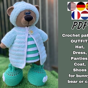 Könnte beinhalten: Häkelmuster PDF für ein Outfit für ein Kaninchen, einen Bären oder eine Katze. Das Outfit beinhaltet eine Mütze, ein Kleid, Höschen, einen Mantel und Schuhe. Das Outfit ist in Blau, Grün und Weiß.