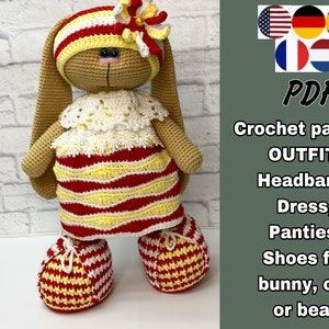 Könnte beinhalten: Häkelmuster PDF für ein Stirnband, ein Kleid, Höschen und Schuhe für ein Kaninchen, eine Katze oder einen Bären. Das Outfit ist rot, gelb und weiß mit einem gestreiften Muster.