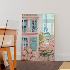 Pu&ograve; includere: Un dipinto di un edificio rosa con persiane blu e un balcone. La Torre Eiffel &egrave; visibile sullo sfondo. Ci sono fiori rosa in primo piano.