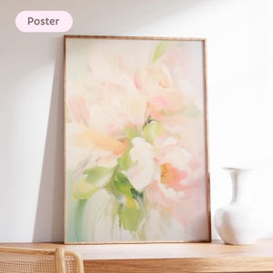 Può includere: Un poster floreale incorniciato con uno stile morbido e pittorico. L'opera presenta un bouquet di fiori rosa chiaro, pesca e bianchi con foglie verdi. La parola "Poster" è in un ovale rosa in alto a sinistra. Un vaso bianco è su una superficie di legno.