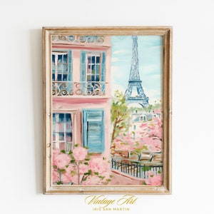 Pu&ograve; includere: Un dipinto che raffigura un edificio rosa con persiane blu e un balcone, con la Torre Eiffel sullo sfondo. L'edificio &egrave; circondato da fiori rosa e alberi. Il dipinto &egrave; incorniciato in una cornice di legno chiaro. Vintage Art di Iris San Martin.
