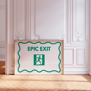 Puede incluir: Un letrero enmarcado con las palabras "EPIC EXIT" en verde. El letrero tiene un borde ondulado verde y un gráfico verde de una persona corriendo por una puerta. Está colocado contra una pared blanca con molduras decorativas.