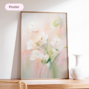 Peut inclure: Une affiche encadrée représentant des fleurs dans des tons pastel. L'œuvre présente des fleurs blanches avec des touches de vert et de rose. Le mot "Poster" est dans un ovale rose. Un vase blanc est posé sur une surface en bois.