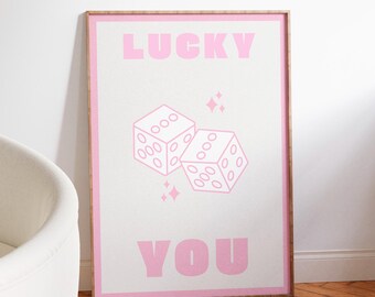 Stampa artistica "Lucky You Dice", decorazione murale rosa da ragazza, estetica da dormitorio universitario, poster giocoso sulla fortuna, graziosa decorazione murale preppy
