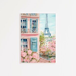 Pu&ograve; includere: Un dipinto di un edificio rosa con persiane blu e un balcone che si affaccia su una scena di strada con la Torre Eiffel sullo sfondo. Fiori rosa sbocciano in primo piano.