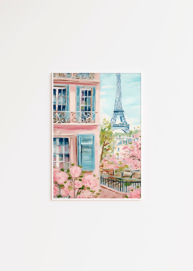 Pu&ograve; includere: Un dipinto di un edificio rosa con persiane blu e un balcone che si affaccia su una scena di strada con la Torre Eiffel sullo sfondo. Fiori rosa sbocciano in primo piano.