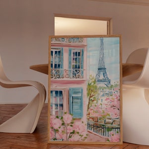 Pu&ograve; includere: Un dipinto di un edificio rosa con persiane blu e un balcone, con la Torre Eiffel sullo sfondo. In primo piano ci sono fiori rosa.