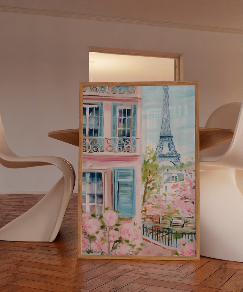 Pu&ograve; includere: Un dipinto di un edificio rosa con persiane blu e un balcone, con la Torre Eiffel sullo sfondo. In primo piano ci sono fiori rosa.