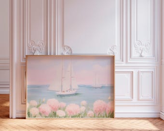 以下が含まれることがあります： 水面に浮かぶヨットを描いた額入りの絵画。前景にはピンクの花が咲いています。空はソフトピンクとブルーです。絵画は金のフレームに入っており、白い壁に飾られています。