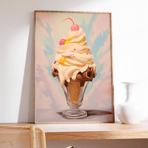 Puede incluir: Impresión enmarcada de un detallado sundae de helado. El sundae presenta un remolino de helado de vainilla, salsa de chocolate y una base de cono de gofre. Cubierto con cerezas y chispas de colores, sobre un fondo pastel.