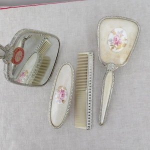 Vintage Schminkset: Dekorativer Spiegel „Regent Roses“, Bürsten, Kamm – Boudoir-Stil der 1950er Jahre