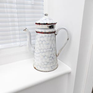 cafetière vintage blanche et bleue, France | Email Français | Casserole à dessus de cuisinière en émail | Cafetière country |