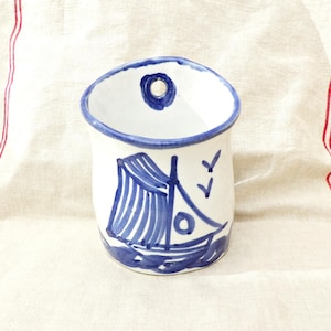 Francuska doniczka ścienna z białej i niebieskiej ceramiki szkliwionej – styl vintage boat scene, wystrój kuchni w stylu rustykalnym