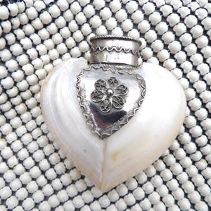 Vintage Mother of Pearl Snuff Box - Sea Shell Snuff Bottle - Heart Shaped
