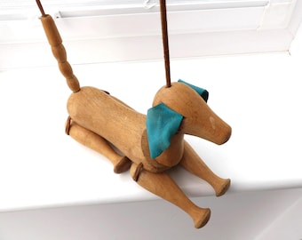 Burattino vintage in legno a forma di bassotto - Marionetta rustica francese, vecchi giocattoli