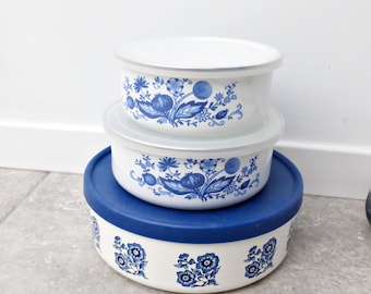 3 boîtes de rangement vintage bleues et blanches | Moules à gâteau vintage des années 1970 | Rangement de cuisine floral bleu | Contenants alimentaires en métal |