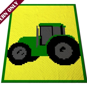 Op de afbeelding: Een groene tractorillustratie op een gele achtergrond, omlijst met een groene rand. De tractor heeft zwarte wielen en een grijze cabine. De woorden "PATTERN ONLY" staan diagonaal linksboven afgedrukt.