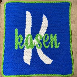 Manta de crochet con inicial y patrón de nombre personalizado. Punto bajo o medio punto alto. Es una manta pequeña perfecta para bebé. Fácil y rápido