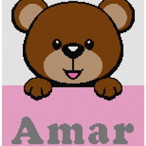 Könnte beinhalten: Ein brauner Teddybär mit einer rosa Zunge, der hinter einem rosa Banner mit dem Namen "Amar" in Grau hervorlugt.