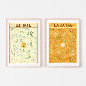 Peut inclure: Deux impressions encadrées sur fond jaune et blanc. Les impressions présentent un soleil et une lune stylisés avec un cercle de feuilles vertes autour d'eux. Le texte "EL SOL" est au-dessus du soleil et "LA LUNA" est au-dessus de la lune.