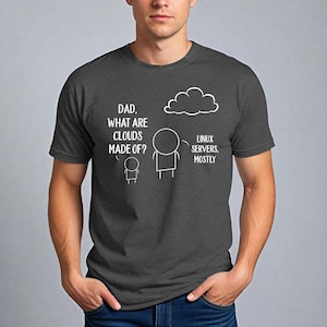 Può includere: T-shirt grigio scuro con una grafica umoristica. La grafica presenta omini stilizzati e il testo "DAD, WHAT ARE CLOUDS MADE OF?" e "LINUX SERVERS, MOSTLY". È inclusa anche una grafica a nuvola.