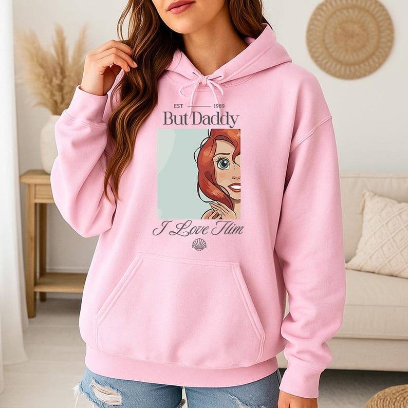 Men jag älskar honom pappa (A) - Hoodie GD, söt sjöjungfrutröja, Disney Ariel prinsar t-shirt, Disney flickresa, prinsessfödelsedagsflicka bild 4