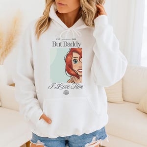 Men jag älskar honom pappa (A) - Hoodie GD, söt sjöjungfrutröja, Disney Ariel prinsar t-shirt, Disney flickresa, prinsessfödelsedagsflicka bild 5