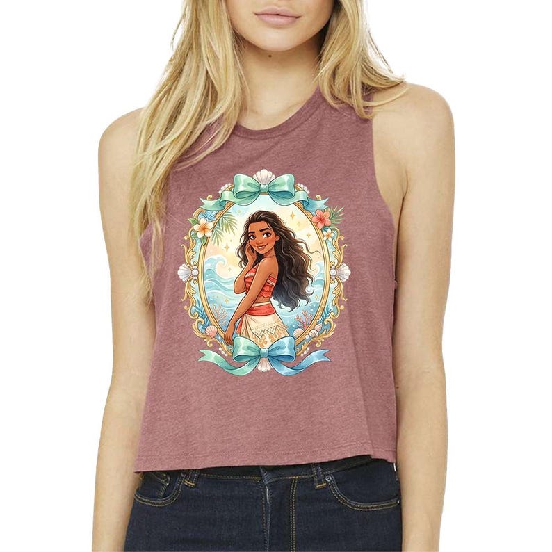 Puede incluir: Un top corto granate con una colorida ilustraci&oacute;n de una mujer en un entorno tropical. La ilustraci&oacute;n est&aacute; enmarcada por un &oacute;valo decorativo con detalles florales y lazos. La mujer tiene el pelo largo y oscuro y lleva un atuendo rojo y blanco.