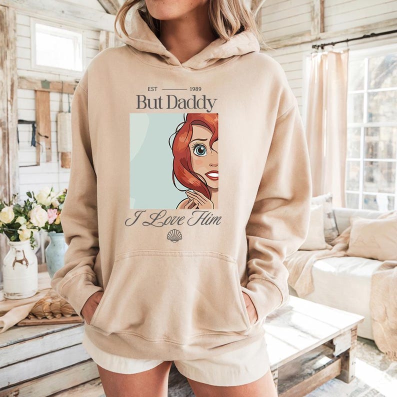 Men jag älskar honom pappa (A) - Hoodie GD, söt sjöjungfrutröja, Disney Ariel prinsar t-shirt, Disney flickresa, prinsessfödelsedagsflicka bild 2
