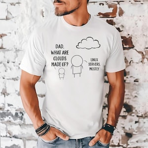 Op de afbeelding: Wit t-shirt met een humoristische afbeelding. Het ontwerp toont een stokfiguurgesprek: "Papa, waar zijn wolken van gemaakt?" gevolgd door "Linux-servers, meestal."