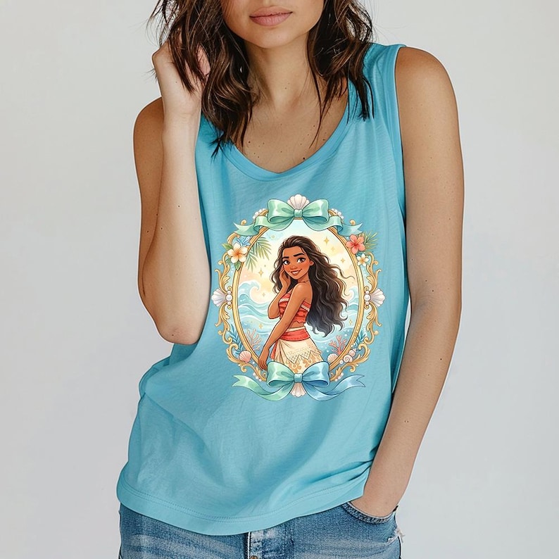 K&ouml;nnte beinhalten: Hellblaues Tanktop mit einer Cartoon-Illustration einer Frau in einem ovalen Rahmen. Der Rahmen ist mit Schleifen, Blumen und Muscheln verziert. Die Frau hat lange dunkle Haare und tr&auml;gt ein rot-wei&szlig;es Outfit.