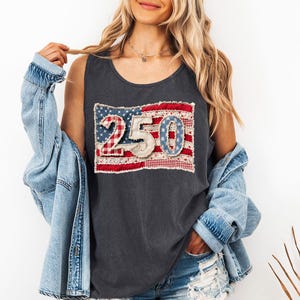 Camiseta regata Comfort Colors com estampa da bandeira americana em patchwork falso, modelo 250, camiseta retrô com a bandeira dos EUA, camiseta fofa com a bandeira dos EUA, camiseta para o 4 de julho, camiseta patriótica americana.