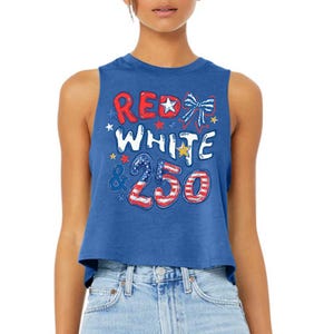 Könnte beinhalten: Blaues Crop-Top mit dem Text "Red White & 250" in einem patriotischen Design. Der Text verwendet rote, weiße und blaue Farben mit Sternen und Schleifen, ideal für Feierlichkeiten.