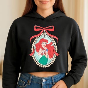 Sudadera corta con lazo de la princesa Ariel, camiseta de sirena, camiseta de la princesa Ariel de Disney, viaje de chicas Disney, cumpleaños de princesa Disney imagen 5