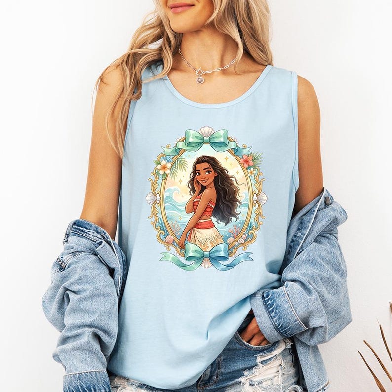 K&ouml;nnte beinhalten: Hellblaues Tanktop mit einer gerahmten Illustration einer Zeichentrickfigur mit langen dunklen Haaren, die ein rot-wei&szlig;es Oberteil und einen wei&szlig;en Rock tr&auml;gt. Der Rahmen enth&auml;lt einen goldenen Rand, Blumen und Meereswellen. Das Tanktop hat oben und unten eine hellblaue Schleife.