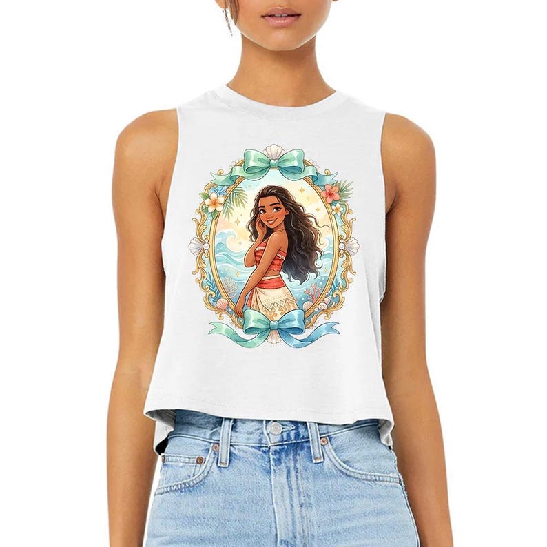 Puede incluir: Top corto sin mangas blanco con una colorida ilustraci&oacute;n de una mujer con un atuendo rojo y blanco, enmarcada por un &oacute;valo dorado con flores y lazos verde azulado. El dise&ntilde;o incluye olas del oc&eacute;ano.