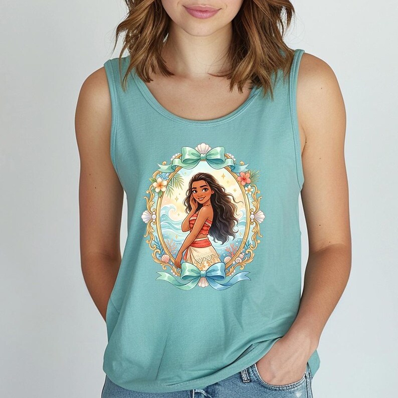 K&ouml;nnte beinhalten: Ein t&uuml;rkisfarbenes Tanktop mit einer gerahmten Illustration einer Frau mit langen dunklen Haaren, die ein rot-wei&szlig;es Outfit tr&auml;gt, vor einer tropischen Meereskulisse. Der Rahmen ist mit Blumen, Muscheln und t&uuml;rkisfarbenen Schleifen verziert.