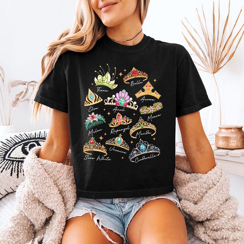 Coronas de princesa (blancas) - Camiseta corta holgada, Princesas Disney Cenicienta Elsa Ariel Bella, Viaje de chicas Disney, Camisetas a juego Disney imagen 1